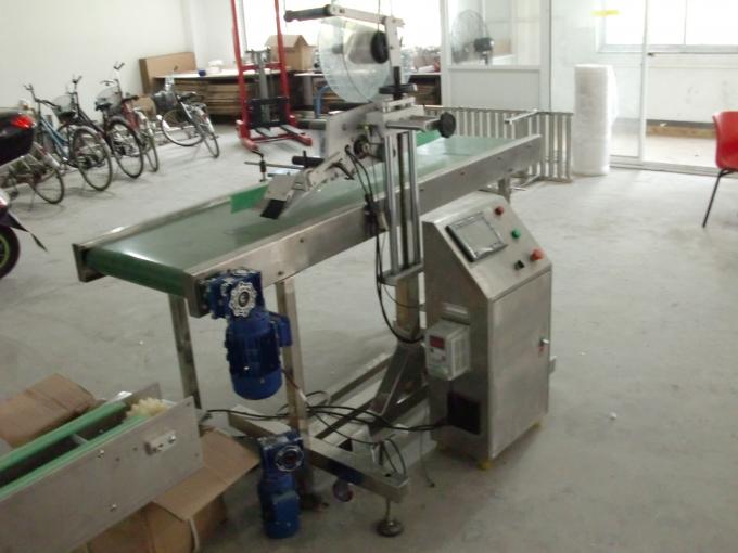 Ширээний дээд өөрөө наалддаг наалт нь пейжинг машинаар тэжээх объект бүхий хавтгай гадаргуутай шошго түрхэгч