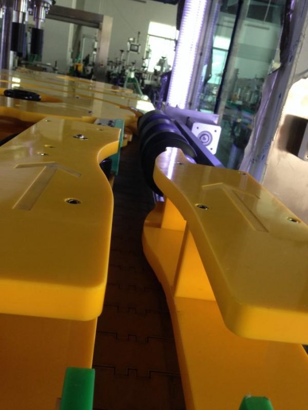 Өндөр үйлдвэрлэлийн дарс / шар айрагны шилний хаяг шошгоны машин, дугуй лонхны хаяг