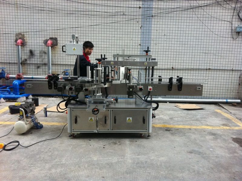 Хятад гэрийн тэжээмэл лонхны урд болон хойд талын бүрэн автомат наалдамхай дугуй лонх шошголох машин